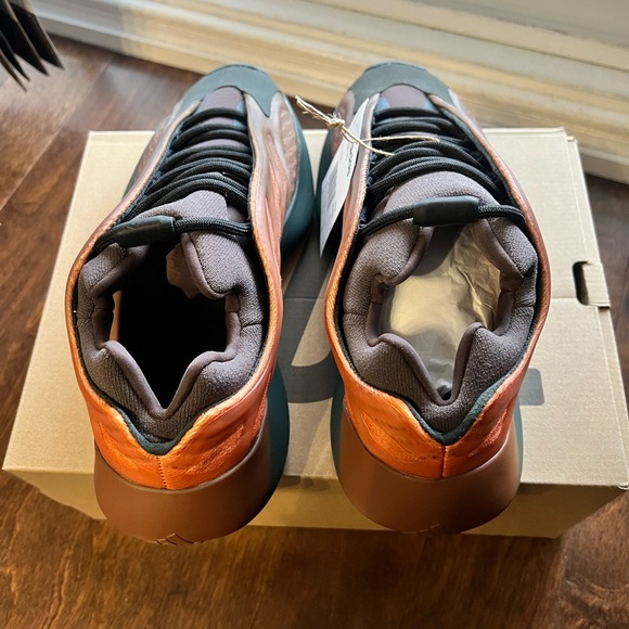 Yzy 700 v3 Copper Fade - Picture 2 of 8